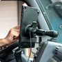 Ipadpro129thin Case Met Schroefbevestiging Op Dashboard