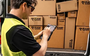 Pakketbezorger Met Tablet In Ram Mounts Intelliskin Tablethoes